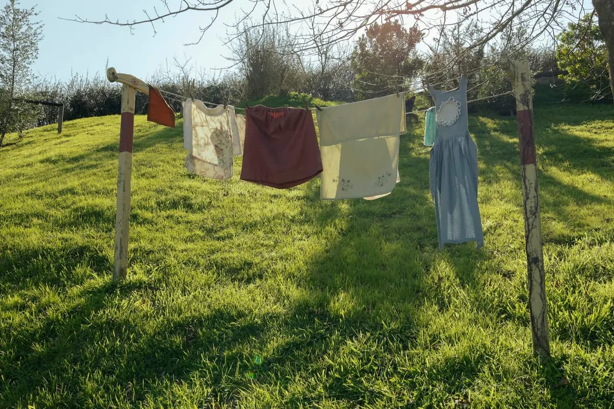 Bucato steso ad asciugare su uno stendibiancheria da esterno