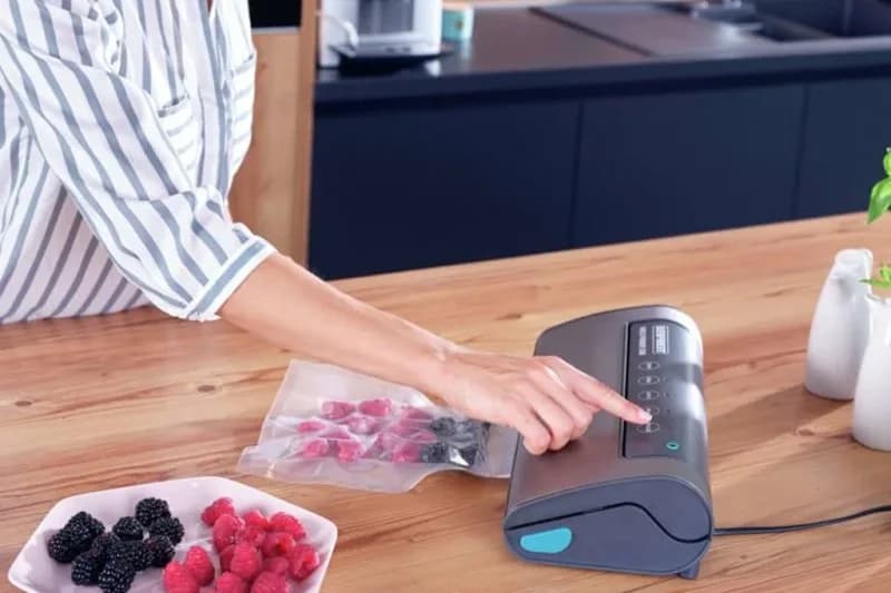 Macchina per sottovuoto Leifheit in uso su un piano cucina con frutti di bosco