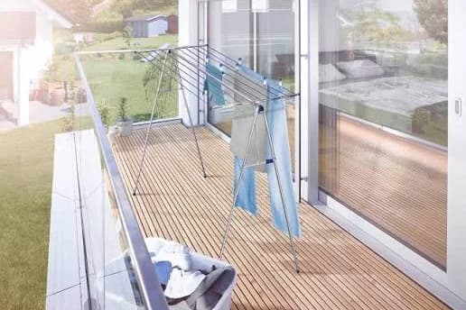 Stendibiancheria Leifheit aperto su un balcone con il bucato steso ad asciugare